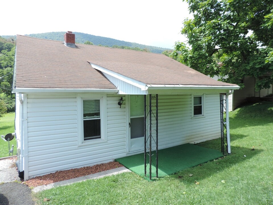 605 N Jefferson Ave in West Jefferson, NC - Building Photo