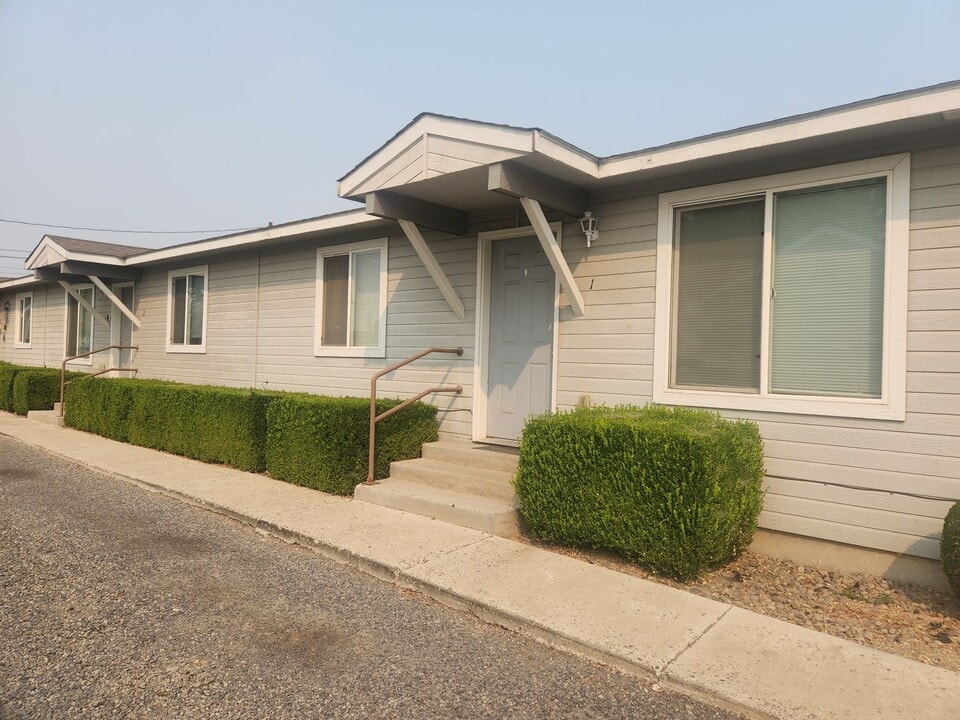 1708 S 11th Ave in Yakima, WA - Building Photo