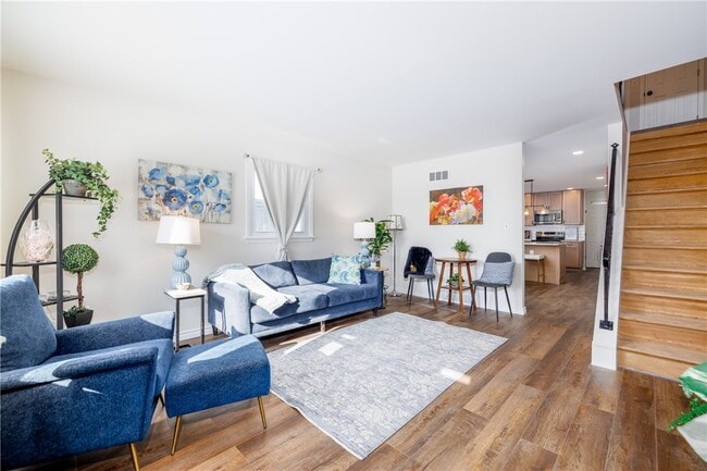 property at 207 W Ivy St