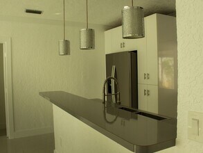 1211 W 34th St in Hialeah, FL - Foto de edificio - Building Photo