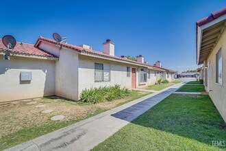 4418 White Ln in Bakersfield, CA - Building Photo - Building Photo