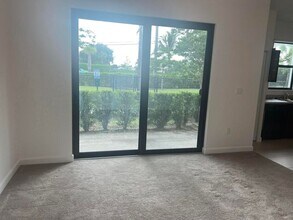 9052 Gulf Run Way in Wellington, FL - Foto de edificio - Building Photo