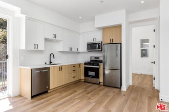 11241 Morrison St in Los Angeles, CA - Building Photo - Building Photo