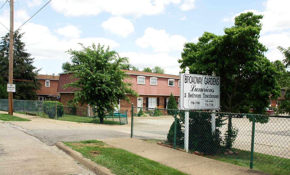 Broadway Gardens in Nitro, WV - Building Photo