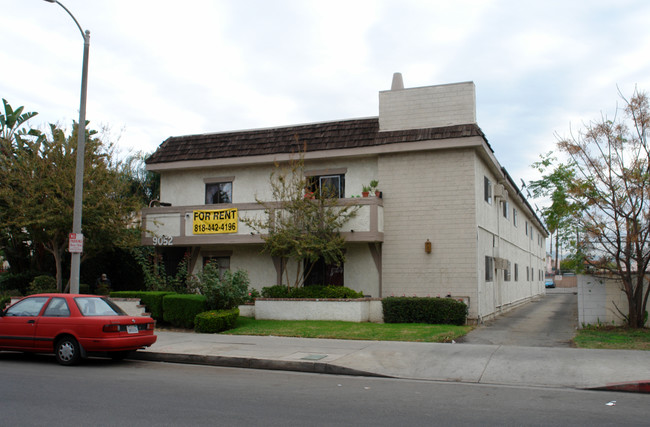 9052 Cedros Ave in Van Nuys, CA - Foto de edificio - Building Photo