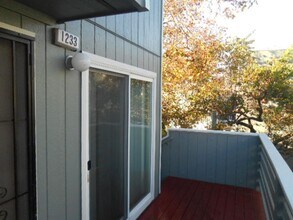 1233 Camino Corto in Rohnert Park, CA - Foto de edificio - Building Photo