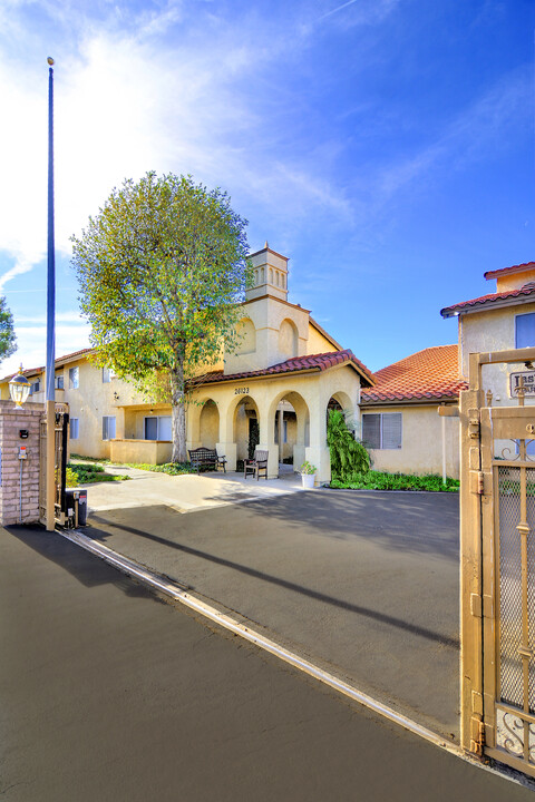 Las Flores Apartments in Santa Clarita, CA - Building Photo