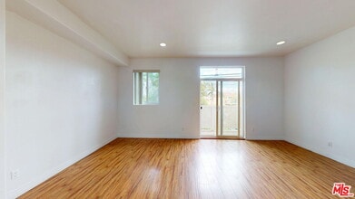 11622 Oxnard St in Los Angeles, CA - Foto de edificio - Building Photo