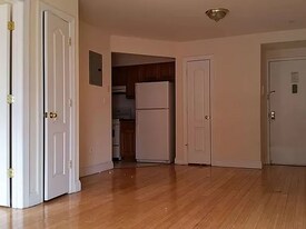 141-35 Pershing Crescent in Queens, NY - Building Photo