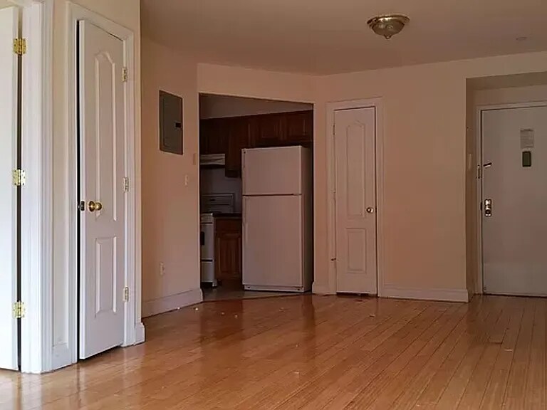 141-35 Pershing Crescent in Queens, NY - Building Photo