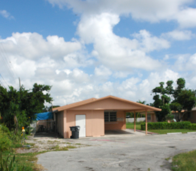 5849-5851 Mckinley St in Hollywood, FL - Building Photo - Building Photo