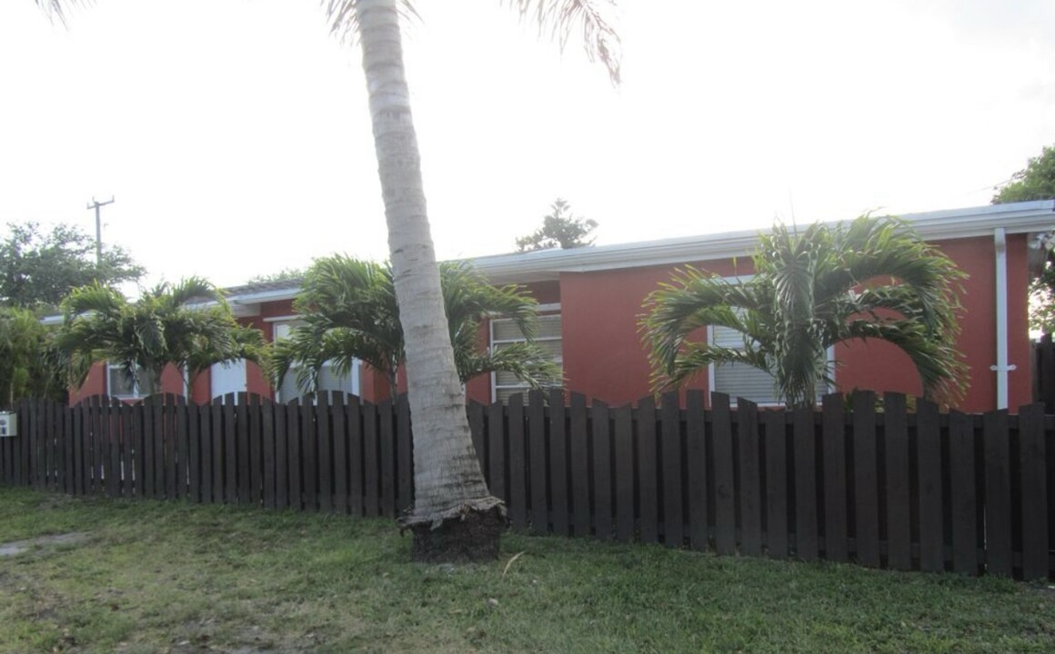 3101 Johnson St in Hollywood, FL - Foto de edificio
