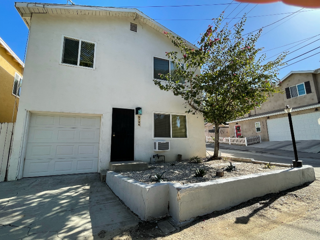 6106 Cedar St in Simi Valley, CA - Foto de edificio - Building Photo