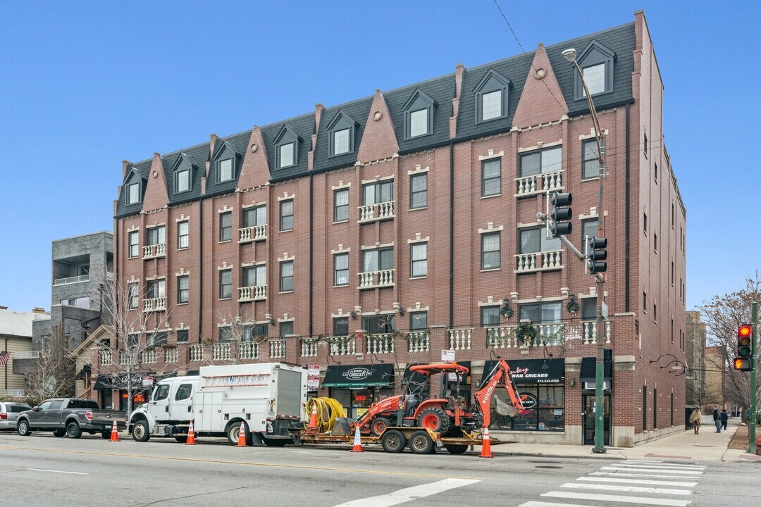 1400 W Grand Ave in Chicago, IL - Building Photo