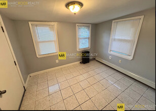 44 Jefferson St, Unit B in Newton, MA - Foto de edificio - Building Photo