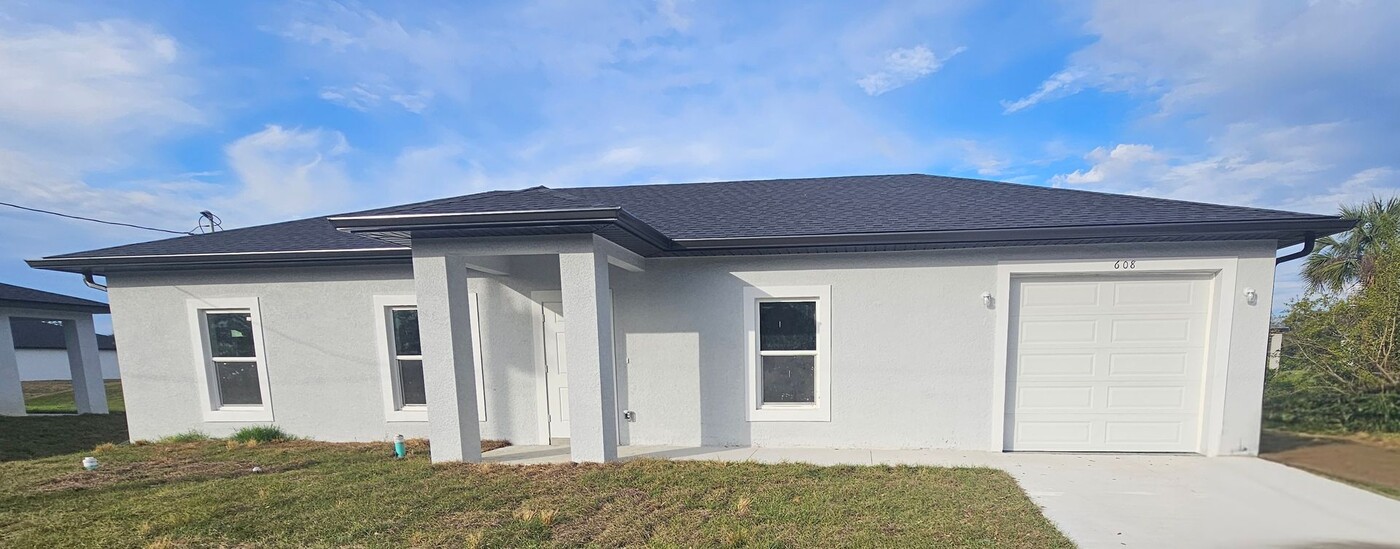 608 Kleinart Dr in Lehigh Acres, FL - Building Photo