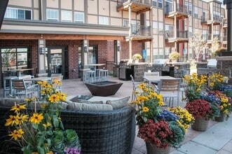 5 Central in Osseo, MN - Foto de edificio - Building Photo