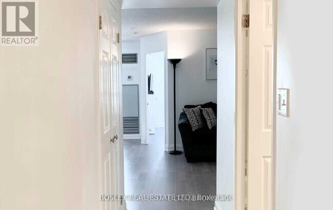 24-624 Wellesley St W in Toronto, ON - Building Photo - Building Photo