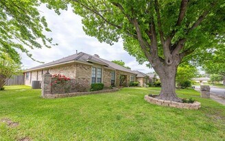 7111 Pleasant View Dr in Dallas, TX - Building Photo