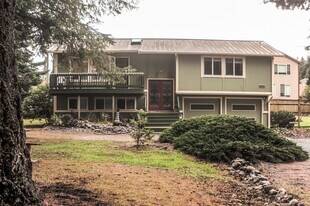 1205 NW Crosby Ave in Oak Harbor, WA - Building Photo