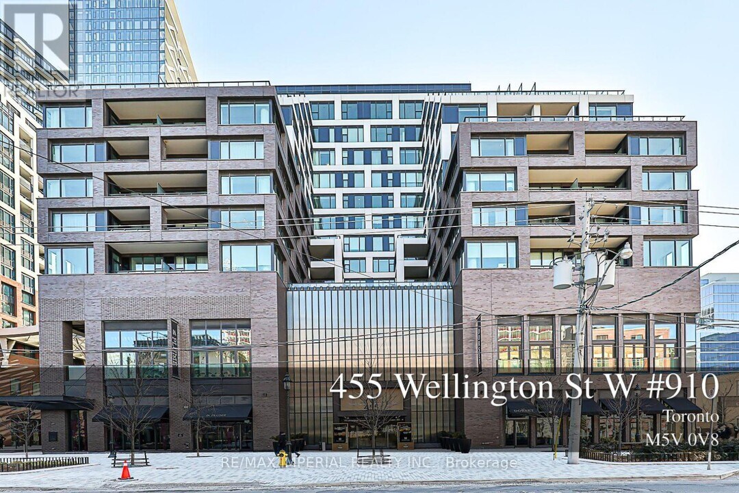 455 Wellington St W in Toronto, ON - Building Photo