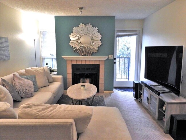 13717 Linden Ave N, Unit 215 in Seattle, WA - Building Photo - Building Photo