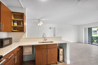 1011 Green Pine Blvd in West Palm Beach, FL - Building Photo - Building Photo