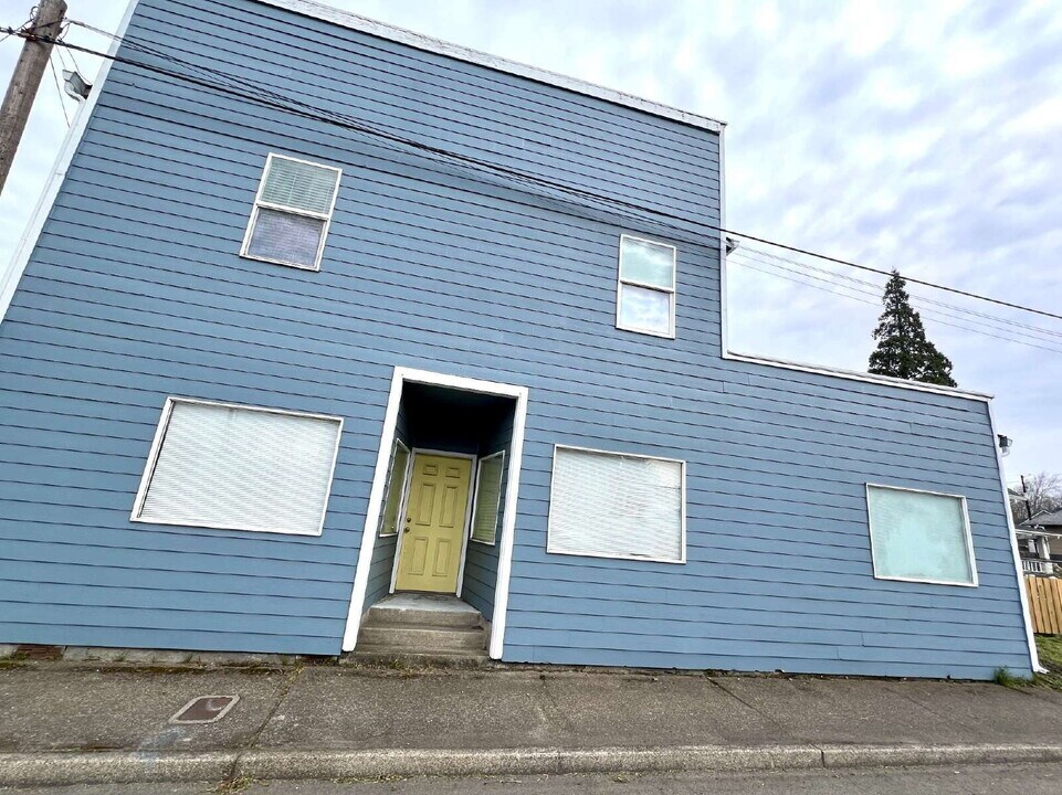 712 W Fourth Plain Blvd in Vancouver, WA - Building Photo