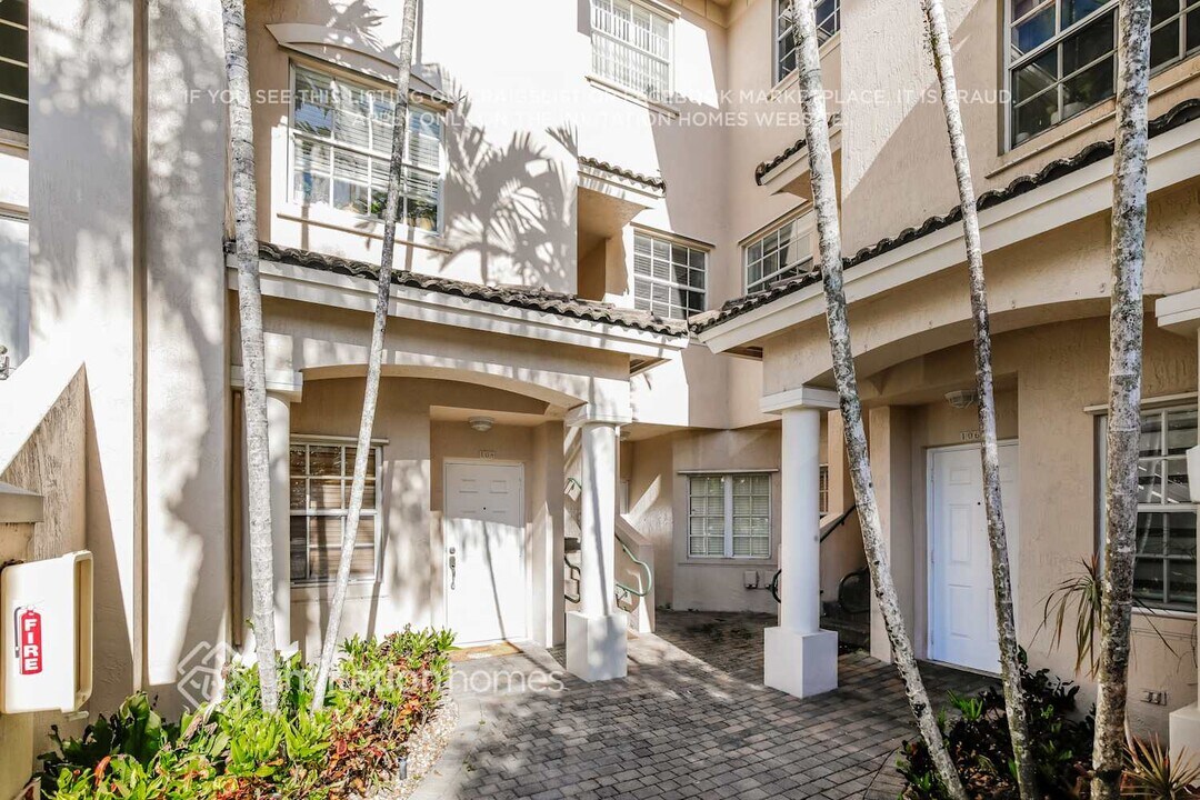 5620 NW 114th Path in Doral, FL - Building Photo