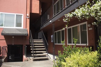 2151 NE Halsey St in Portland, OR - Foto de edificio - Building Photo