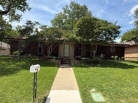 7135 Cosgrove Dr in Dallas, TX - Building Photo