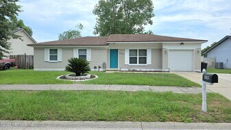 8240 Pear Rd in Jacksonville, FL - Building Photo