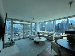 757 N Orleans St, Unit 1206 in Chicago, IL - Foto de edificio - Building Photo