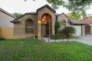 1402 Longhorn Dr in Laredo, TX - Building Photo