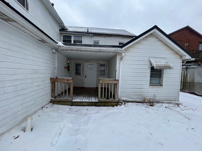 102 S Main St in Harrisville, PA - Foto de edificio - Building Photo