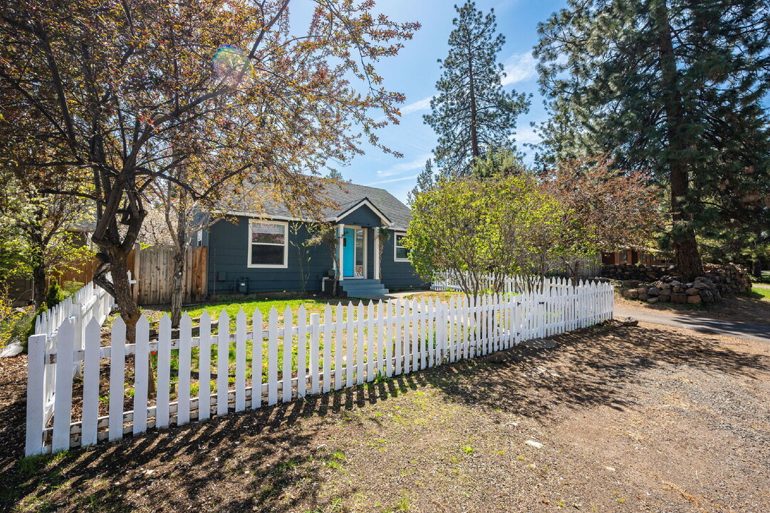 347 SW Cleveland Ave in Bend, OR - Building Photo