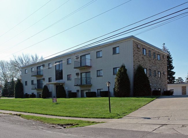 19001 Meadow Ln in Strongsville, OH - Foto de edificio - Building Photo