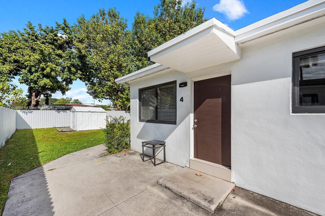 1911 NW 30th St in Miami, FL - Building Photo