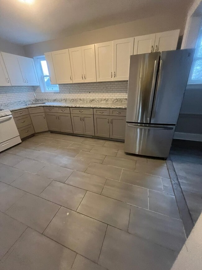 48 Hopkins Pl, Unit 3 in Irvington, NJ - Foto de edificio - Building Photo