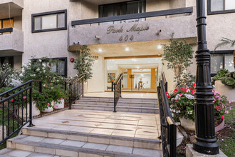 Maple Drive Apartments in Beverly Hills, CA - Foto de edificio - Building Photo