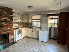 864 Park Ave, Unit Apartment in Baltimore, MD - Building Photo