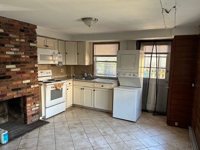 864 Park Ave, Unit Apartment