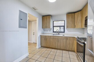 1721 SW 40th Terrace in Fort Lauderdale, FL - Building Photo - Building Photo
