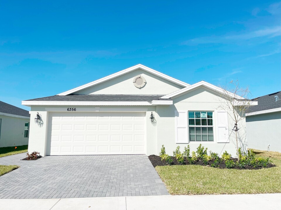 6356 Leafmore Ln in Port St. Lucie, FL - Foto de edificio