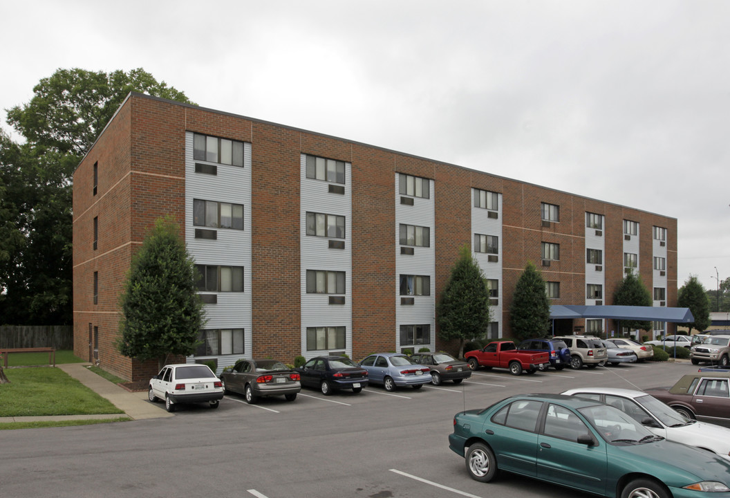 Crestwood Towers in Gallatin, TN - Building Photo