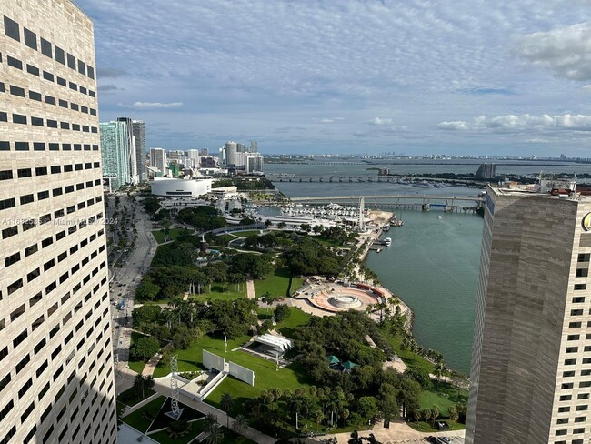 325 S Biscayne Blvd in Miami, FL - Building Photo - Building Photo