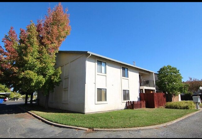 3435 Santa Rosa Way in Redding, CA - Building Photo - Building Photo