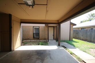 6813-6815 S Creek Dr in Fort Worth, TX - Building Photo - Building Photo