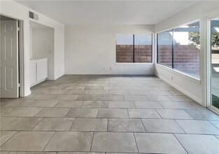 9670 Summerville St in Las Vegas, NV - Foto de edificio - Building Photo