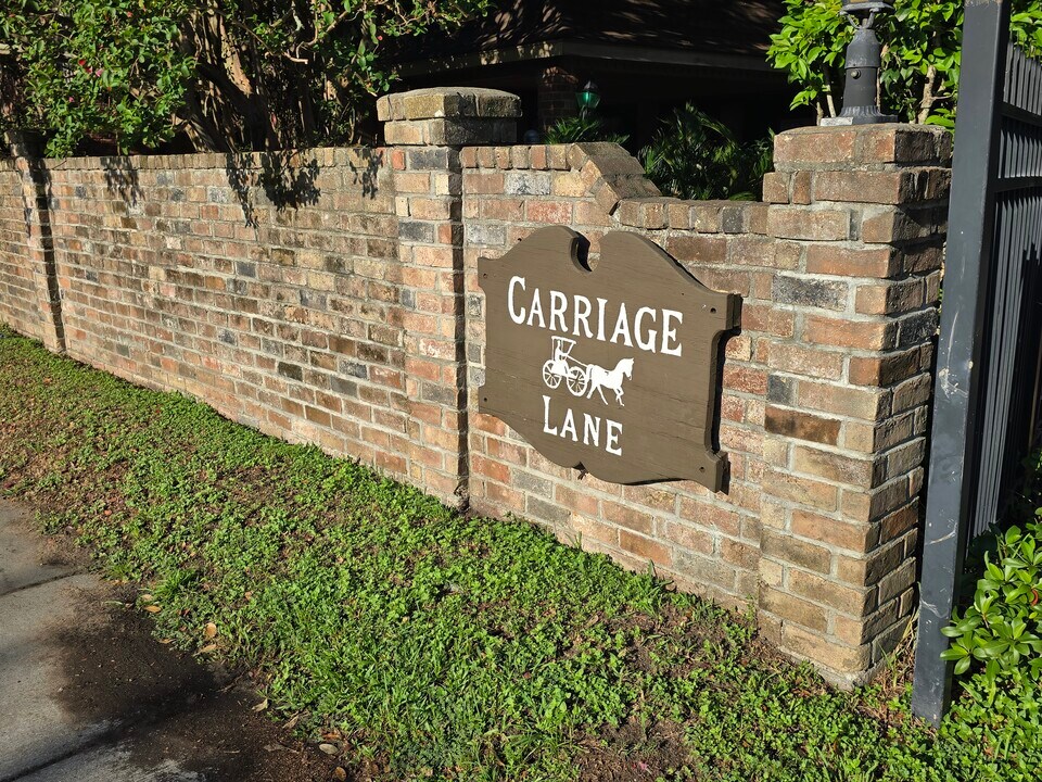 21 Carriage Ln in New Orleans, LA - Building Photo